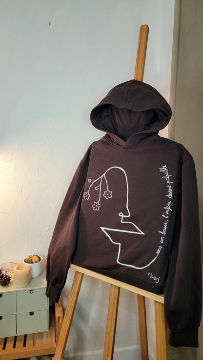 Sweat à capuche peint à la main. "Sous un baiser, l'infini devient palpable" - Taille S