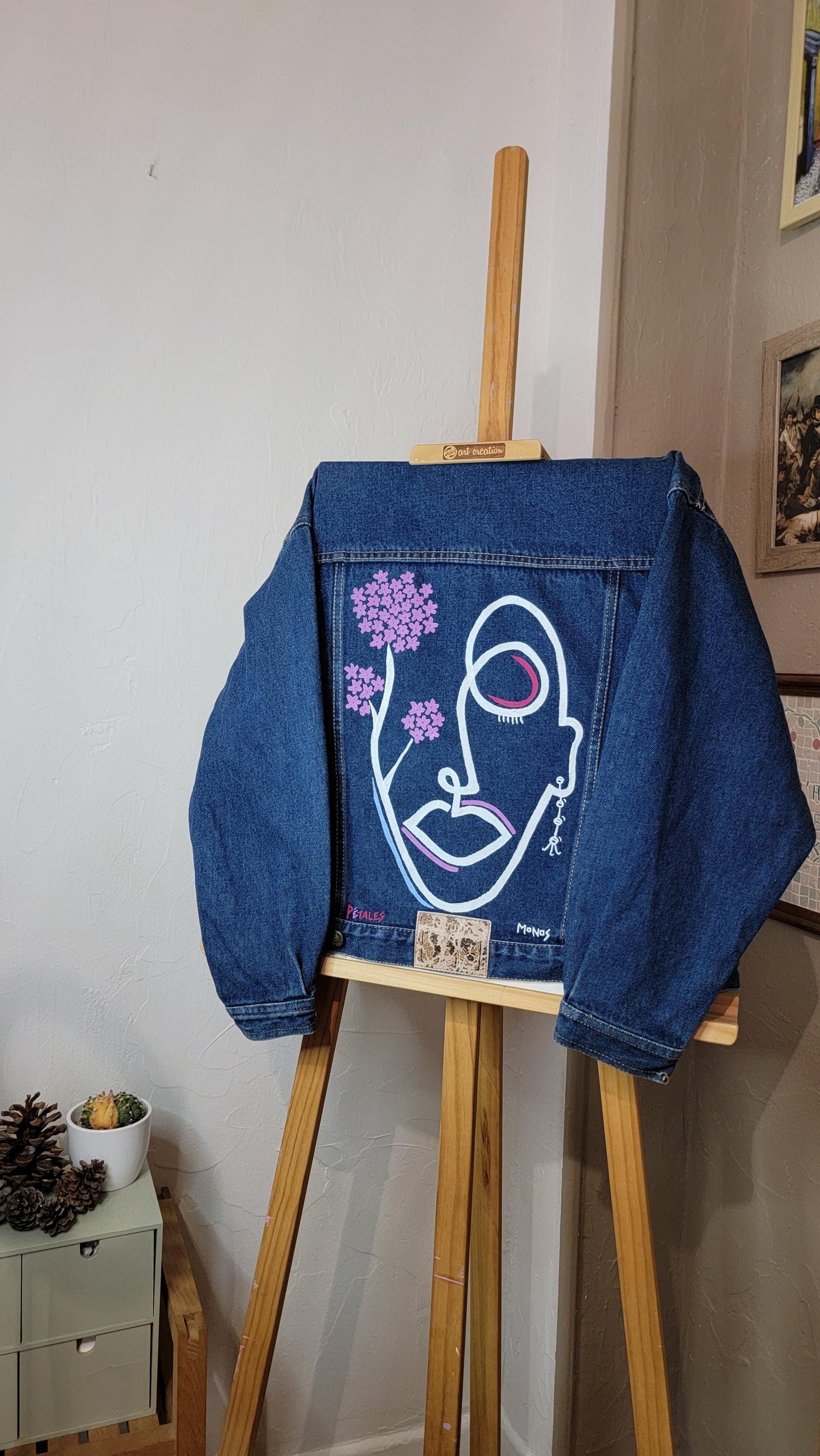 Veste en jean upcyclée peinte à la main. "Pétales" - Taille M