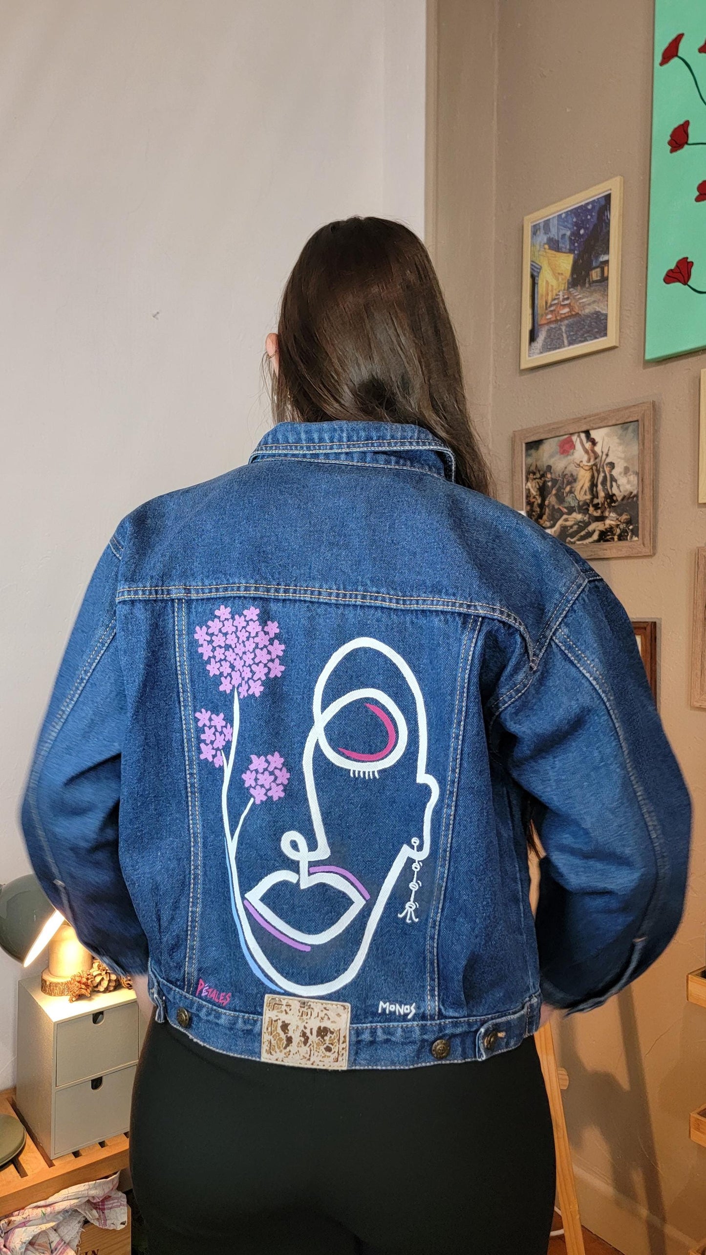 Veste en jean upcyclée peinte à la main. "Pétales" - Taille M