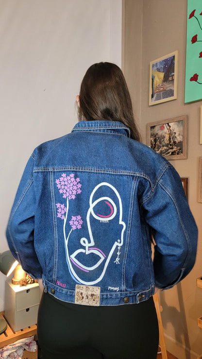 Veste en jean upcyclée peinte à la main. "Pétales" - Taille M