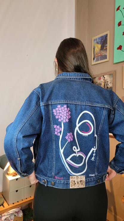 Veste en jean upcyclée peinte à la main. "Pétales" - Taille M