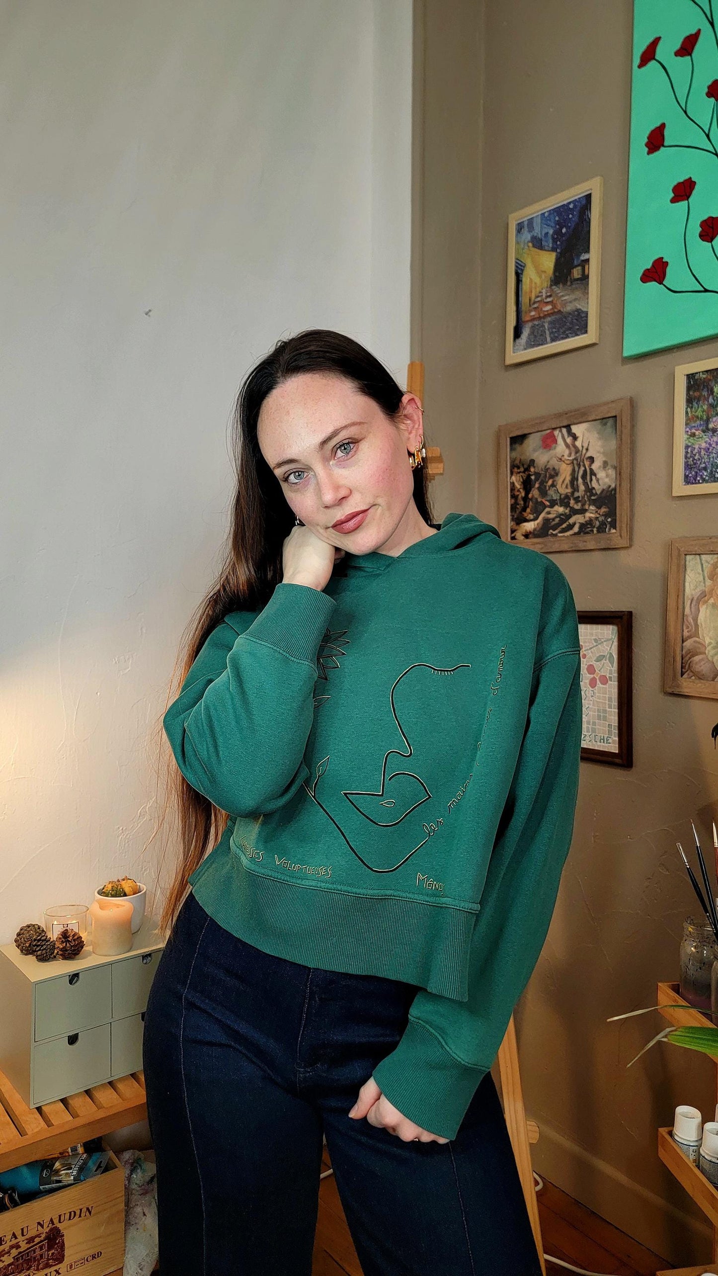 Sweat-shirt à capuche upcyclé peint à la main. "Les mains pleines d'amour" - Taille M