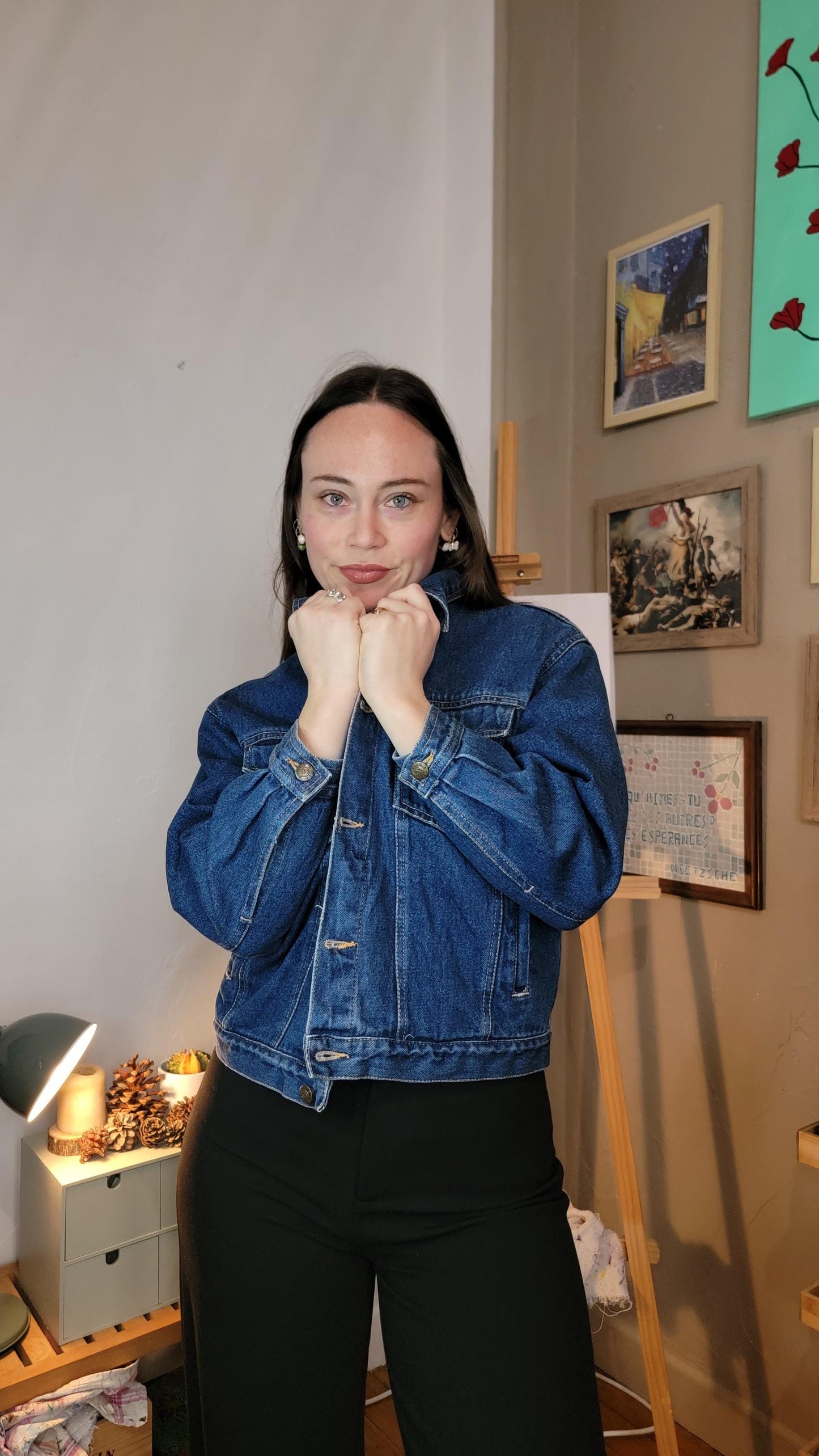 Veste en jean upcyclée peinte à la main. "Pétales" - Taille M