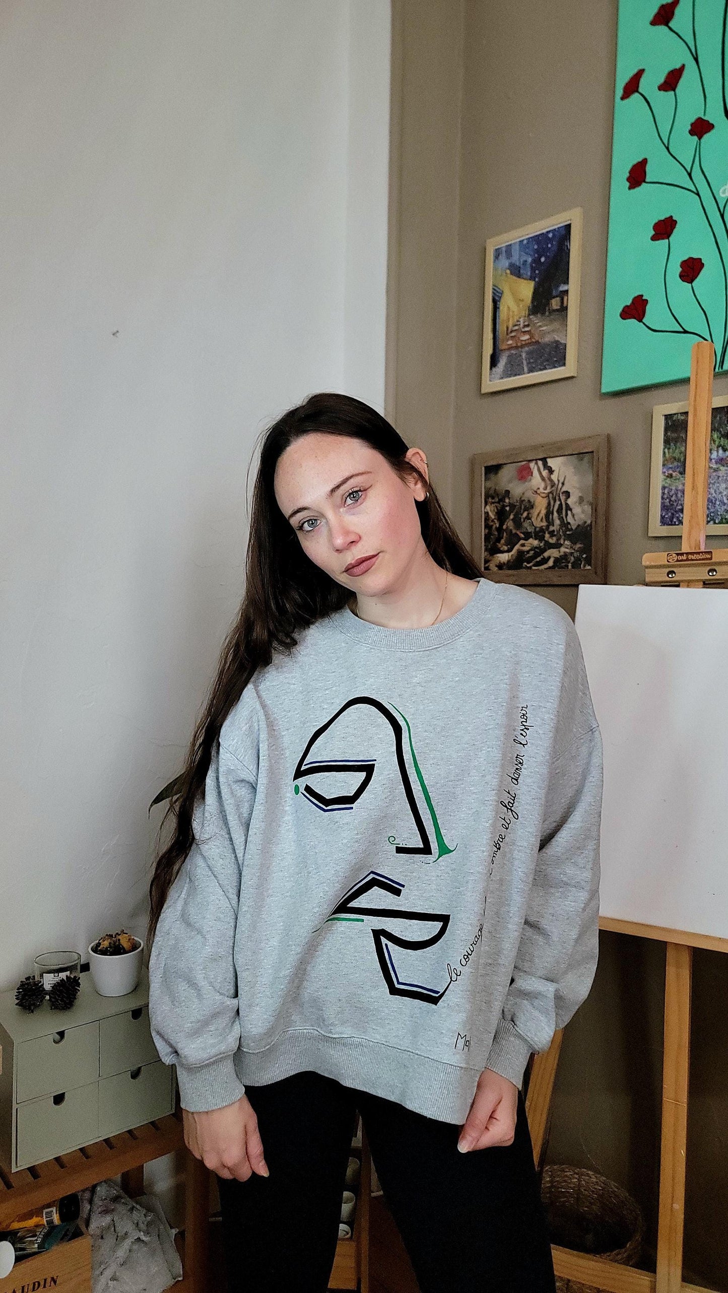 Sweat-shirt upcyclé peint à la main. "Le courage éclaire l'ombre et fait danser l'espoir" Taille L (homme)