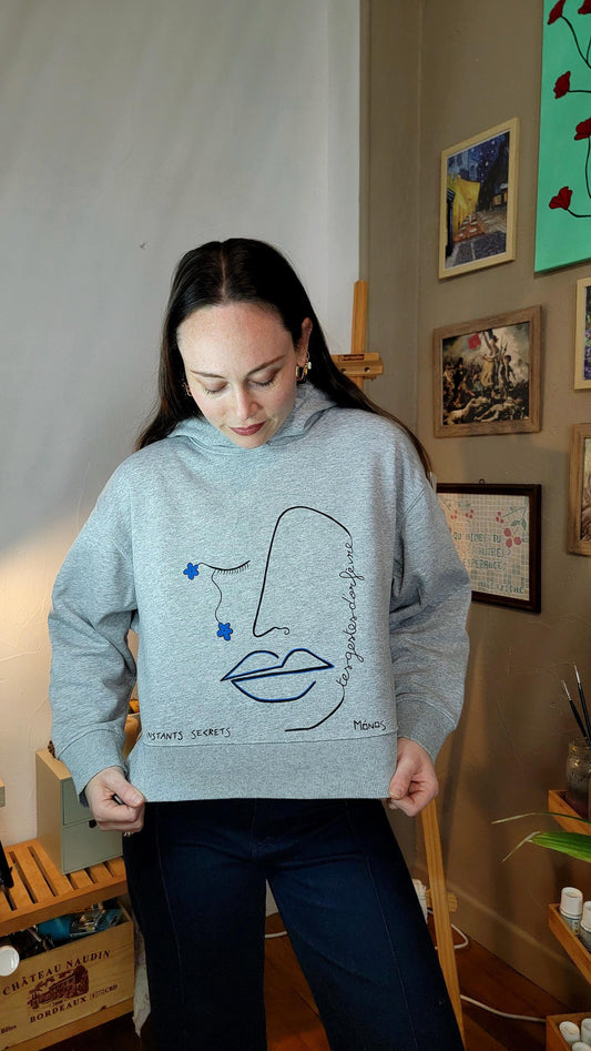 Sweat à capuche upcyclé peint à la main. "Tes gestes d'orfèvres" Taille S