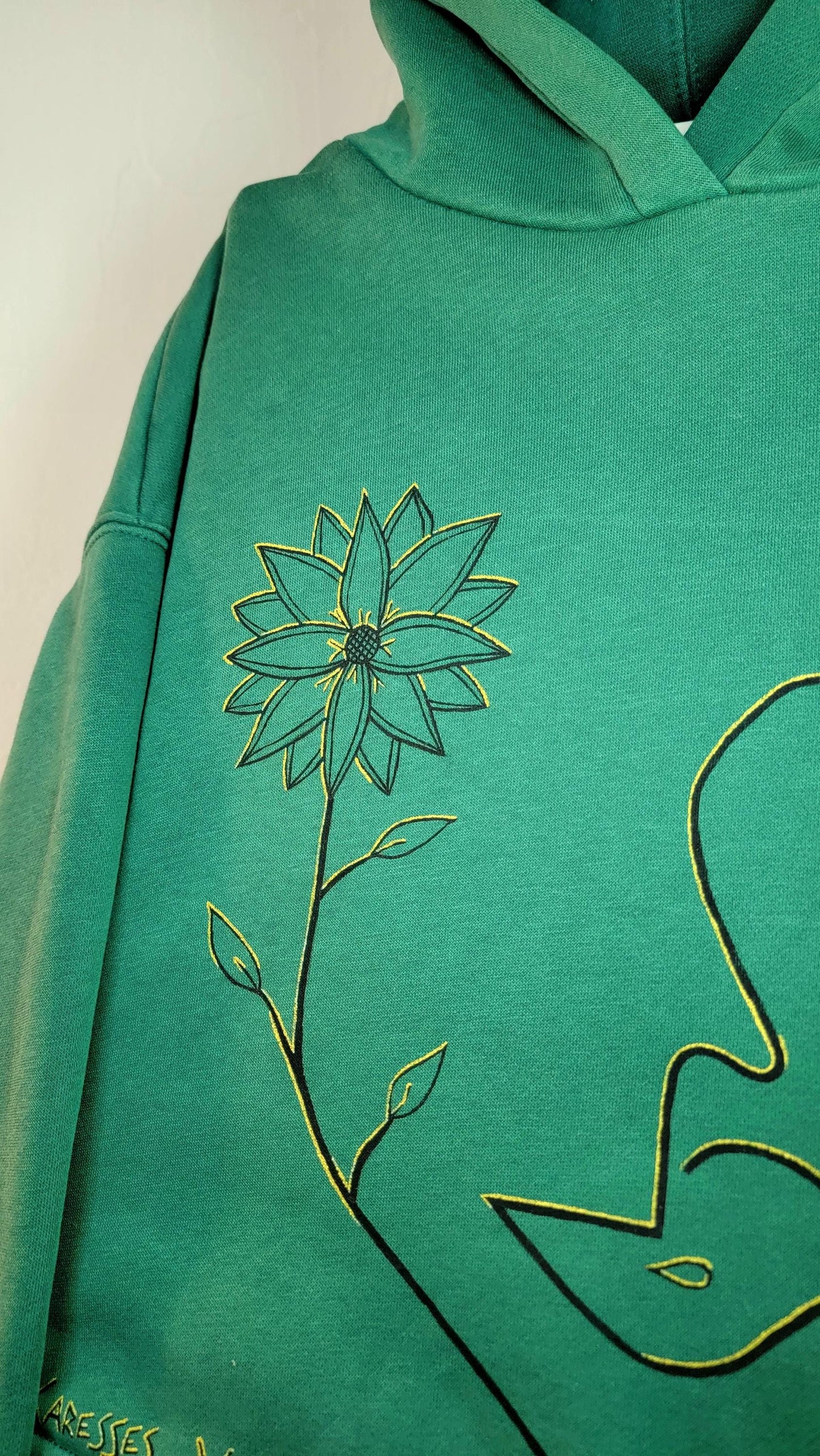 Sweat-shirt à capuche upcyclé peint à la main. "Les mains pleines d'amour" - Taille M