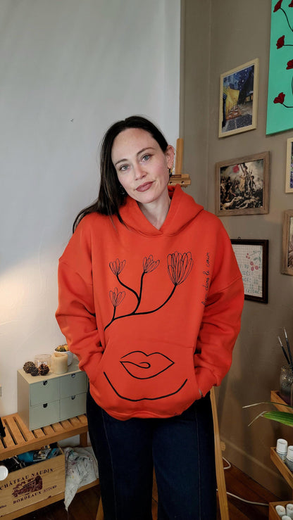 Sweat-shirt à capuche upcyclé peint à la main. "L'éveil d'un volcan dans le coeur" - Taille M