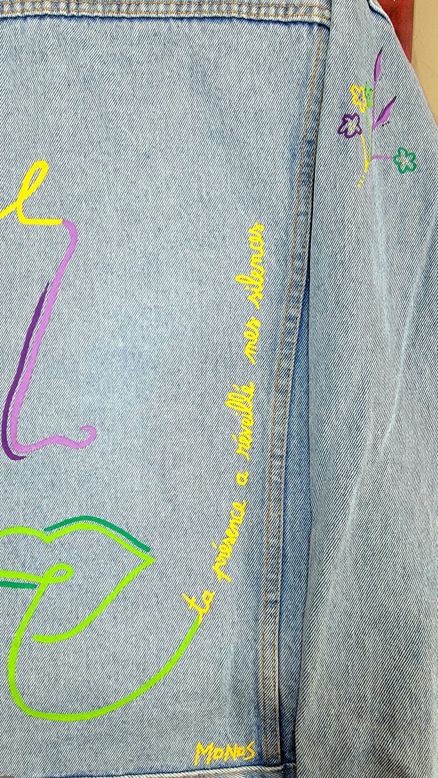 Veste en jean upcyclée peinte à la main. "Ta présence a réveillé mes silences" - Taille : M