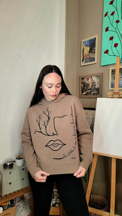 Sweat à capuche upcyclé peint à la main. "Les entailles du cœur se ferment en fleurs silencieuses" - Taille M
