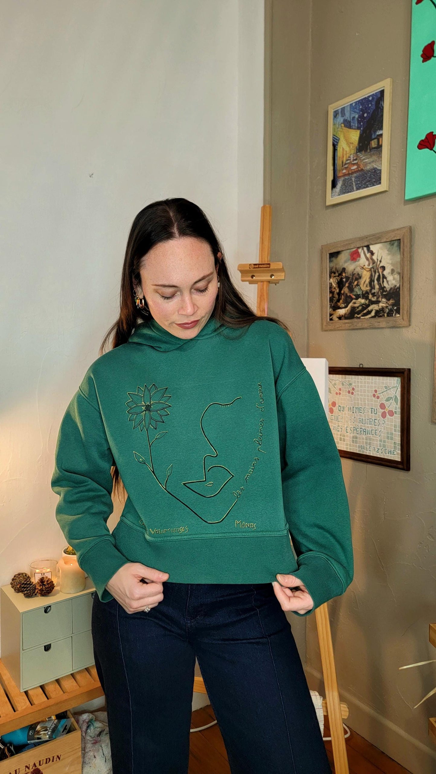 Sweat-shirt à capuche upcyclé peint à la main. "Les mains pleines d'amour" - Taille M