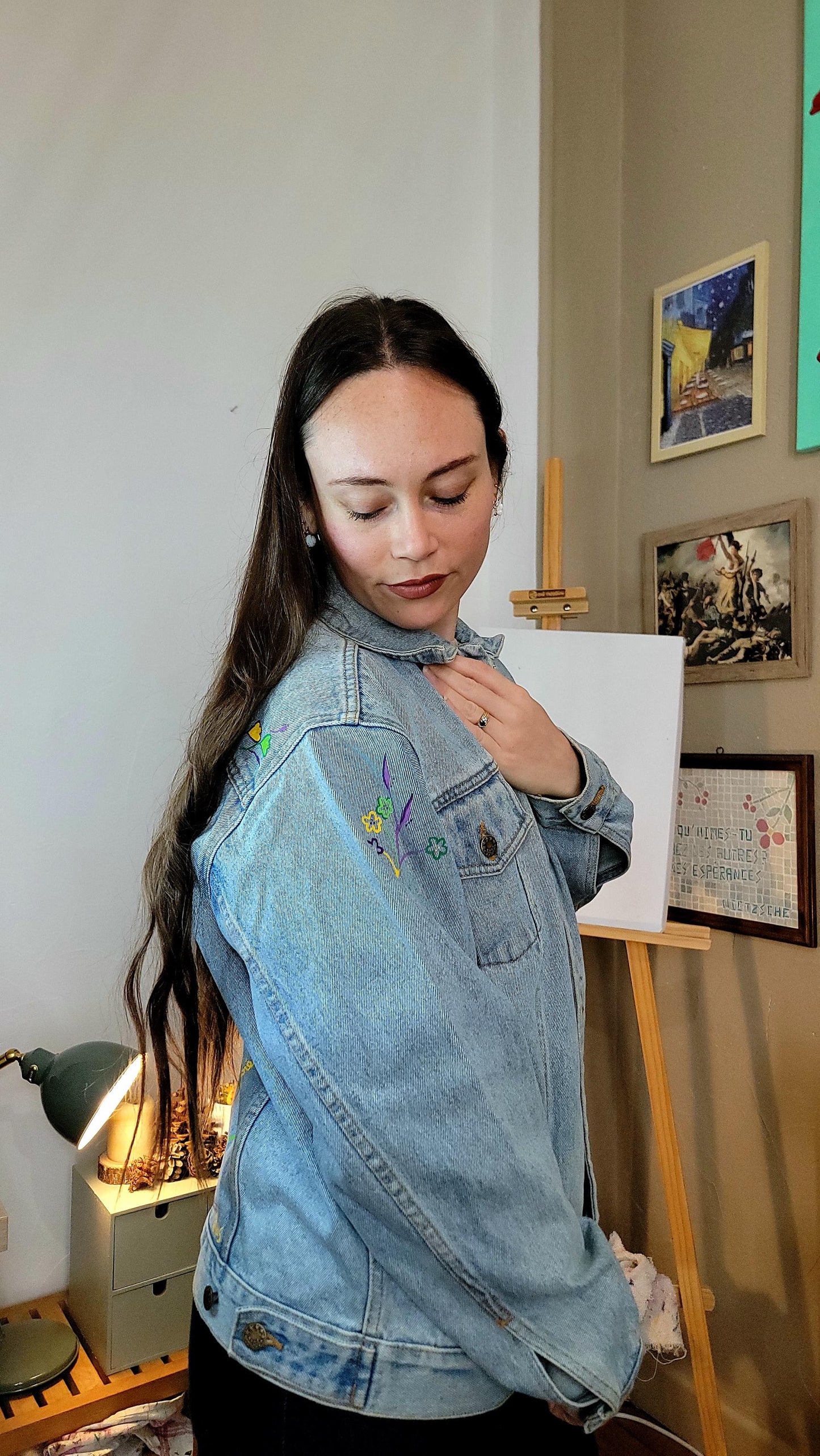 Veste en jean upcyclée peinte à la main. "Ta présence a réveillé mes silences" - Taille : M