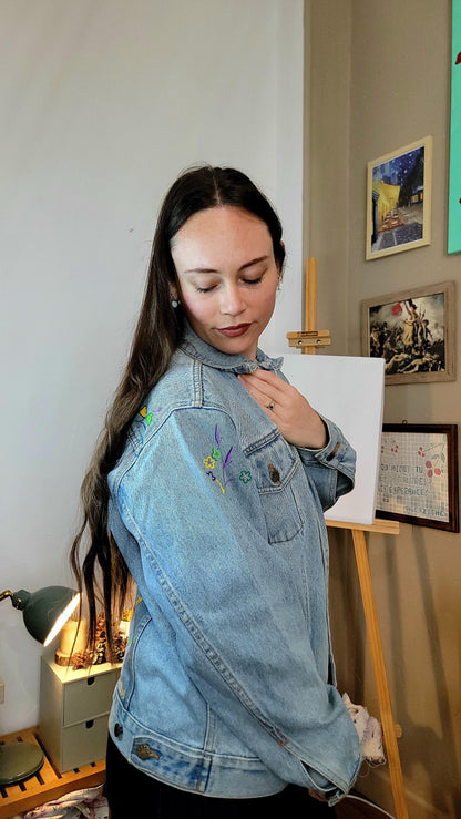Veste en jean upcyclée peinte à la main. "Ta présence a réveillé mes silences" - Taille : M