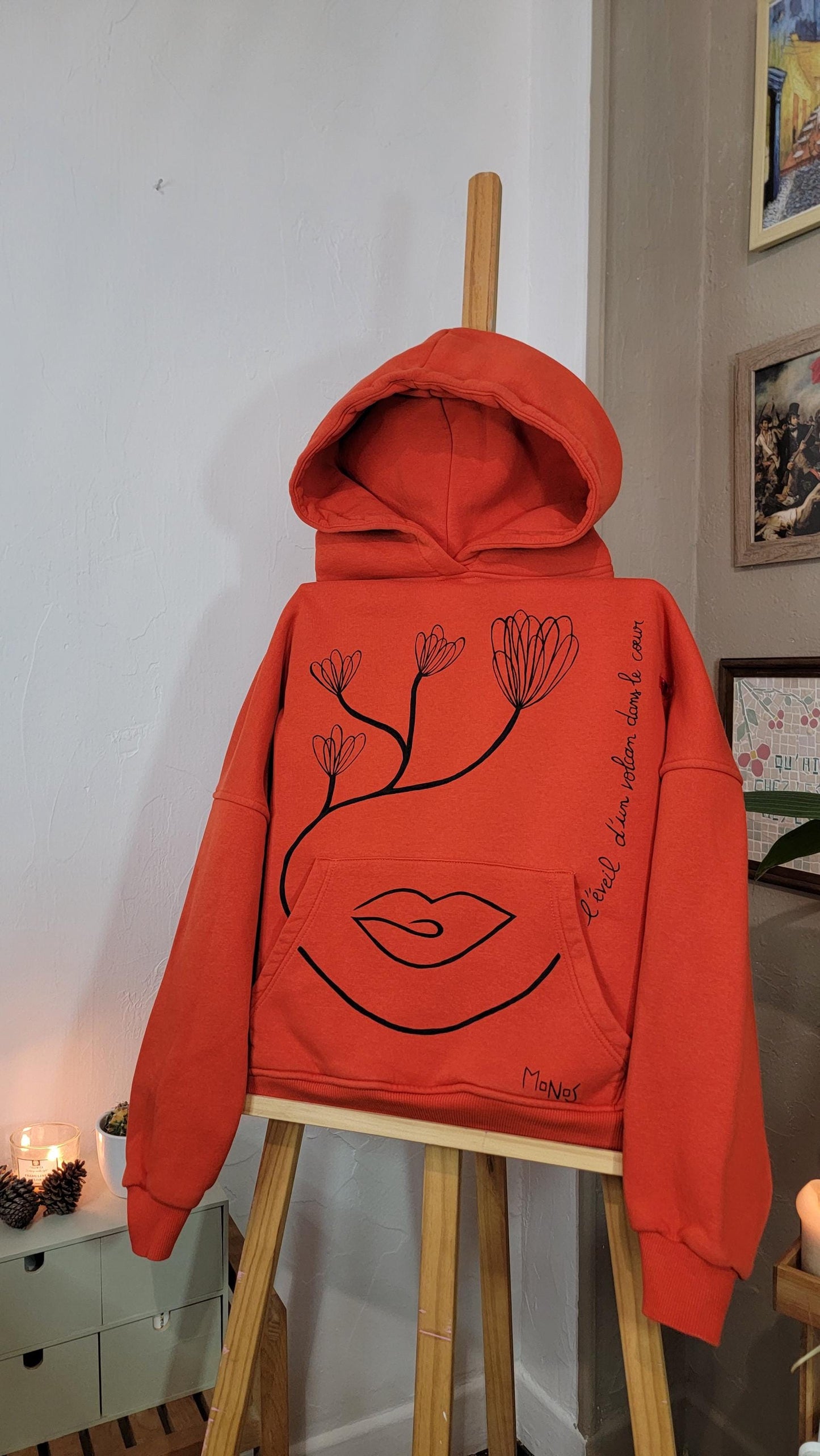 Sweat-shirt à capuche upcyclé peint à la main. "L'éveil d'un volcan dans le coeur" - Taille M