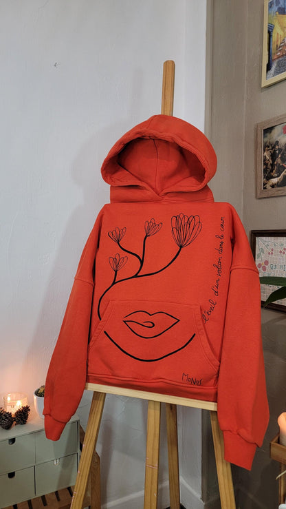Sweat-shirt à capuche upcyclé peint à la main. "L'éveil d'un volcan dans le coeur" - Taille M