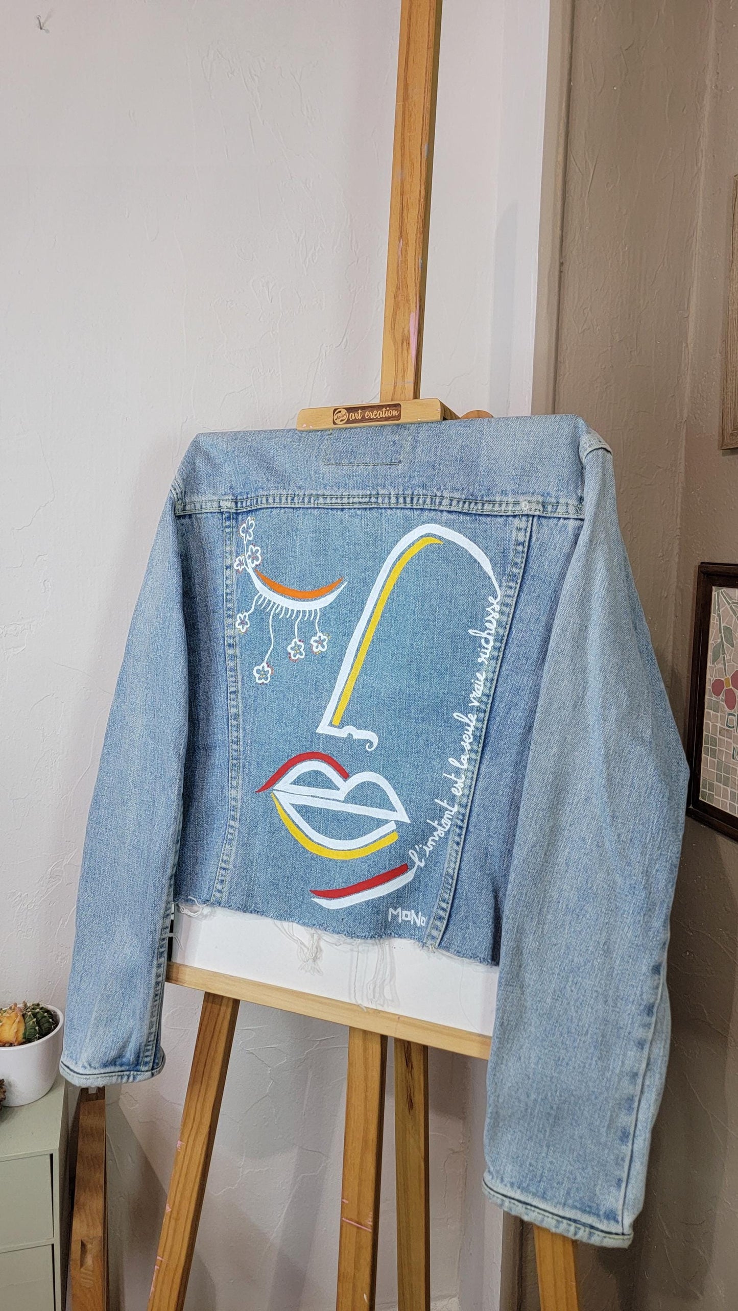 Veste en jean upcyclée peinte à la main "L'instant est la seule vraie richesse" - Taille S