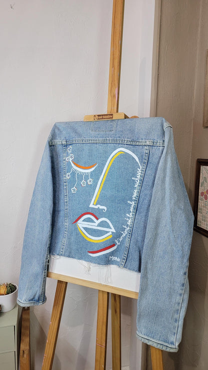 Veste en jean upcyclée peinte à la main "L'instant est la seule vraie richesse" - Taille S