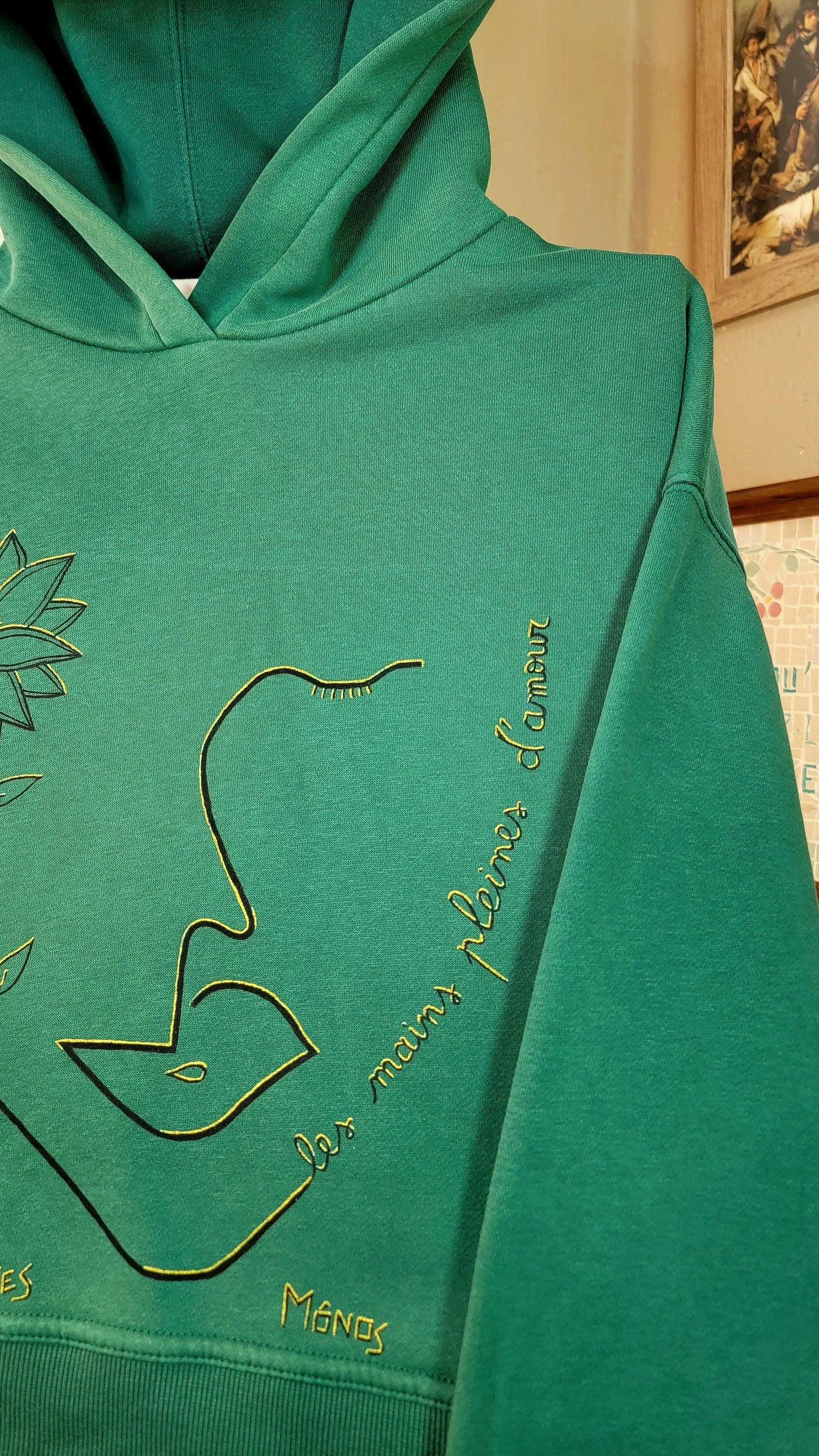 Sweat-shirt à capuche upcyclé peint à la main. "Les mains pleines d'amour" - Taille M