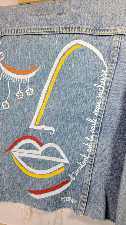 Veste en jean upcyclée peinte à la main "L'instant est la seule vraie richesse" - Taille S