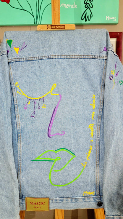 Veste en jean upcyclée peinte à la main. "Ta présence a réveillé mes silences" - Taille : M