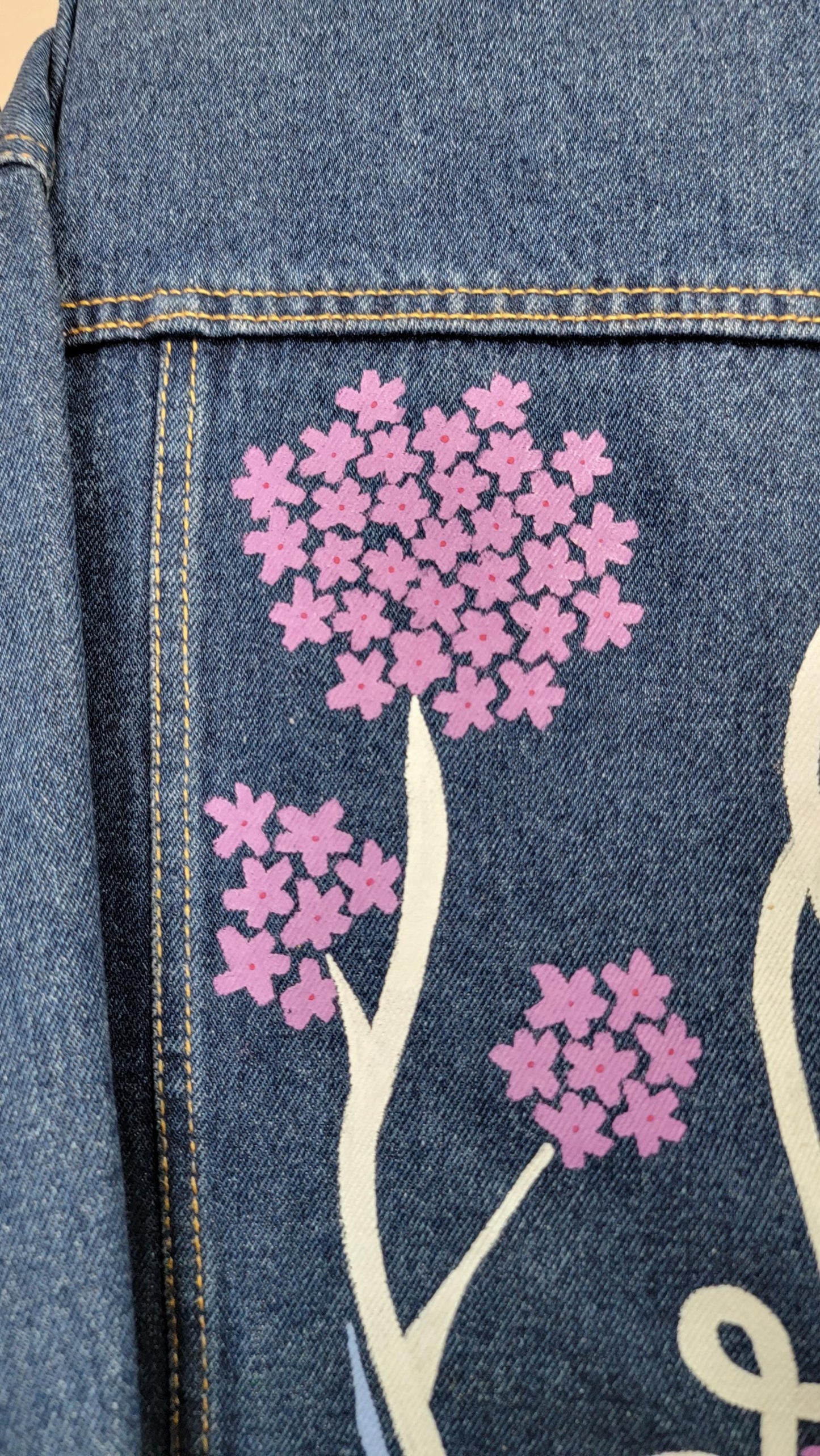 Veste en jean upcyclée peinte à la main. "Pétales" - Taille M