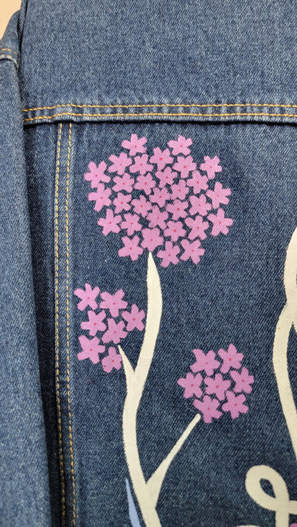 Veste en jean upcyclée peinte à la main. "Pétales" - Taille M