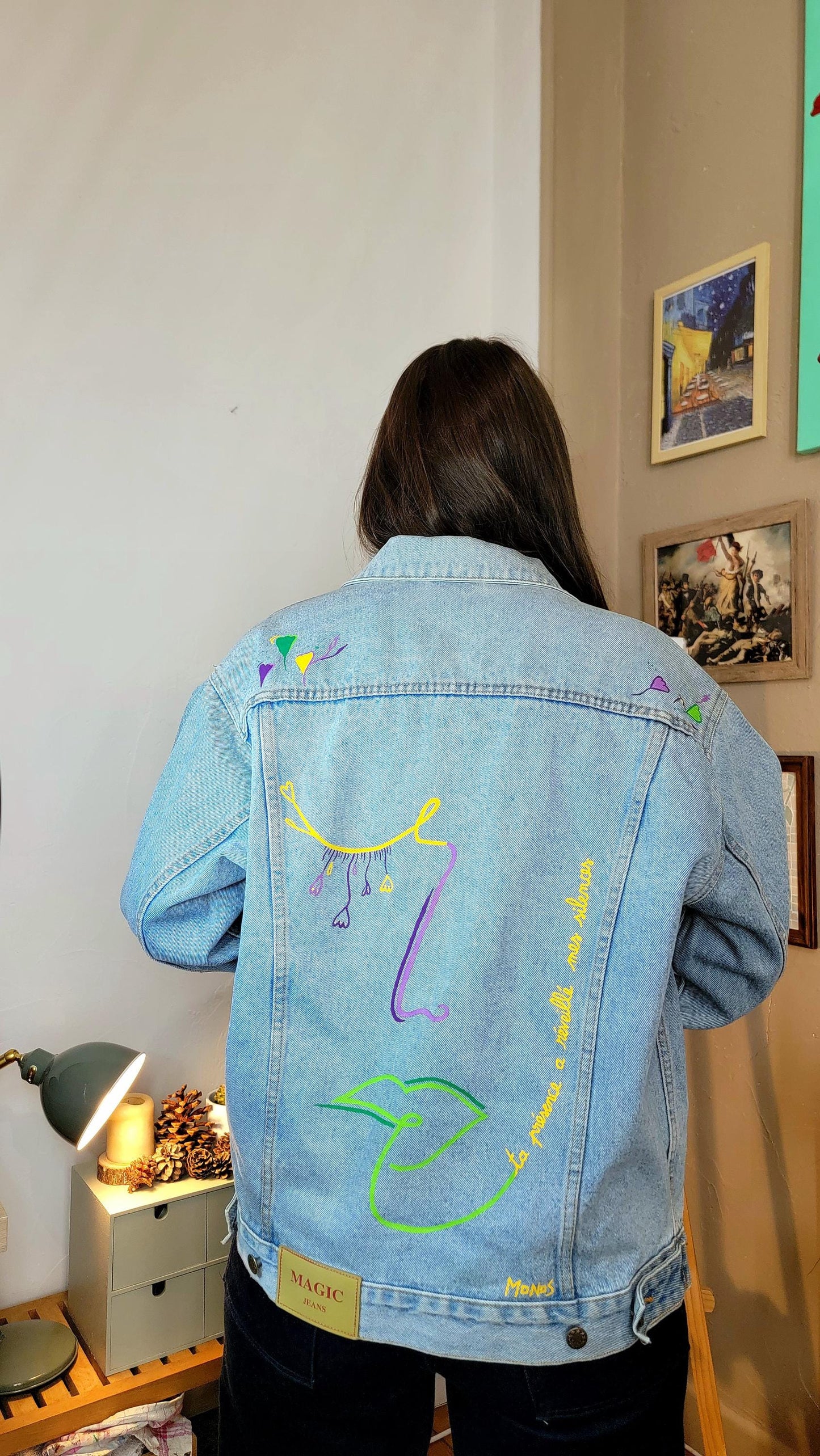 Veste en jean upcyclée peinte à la main. "Ta présence a réveillé mes silences" - Taille : M