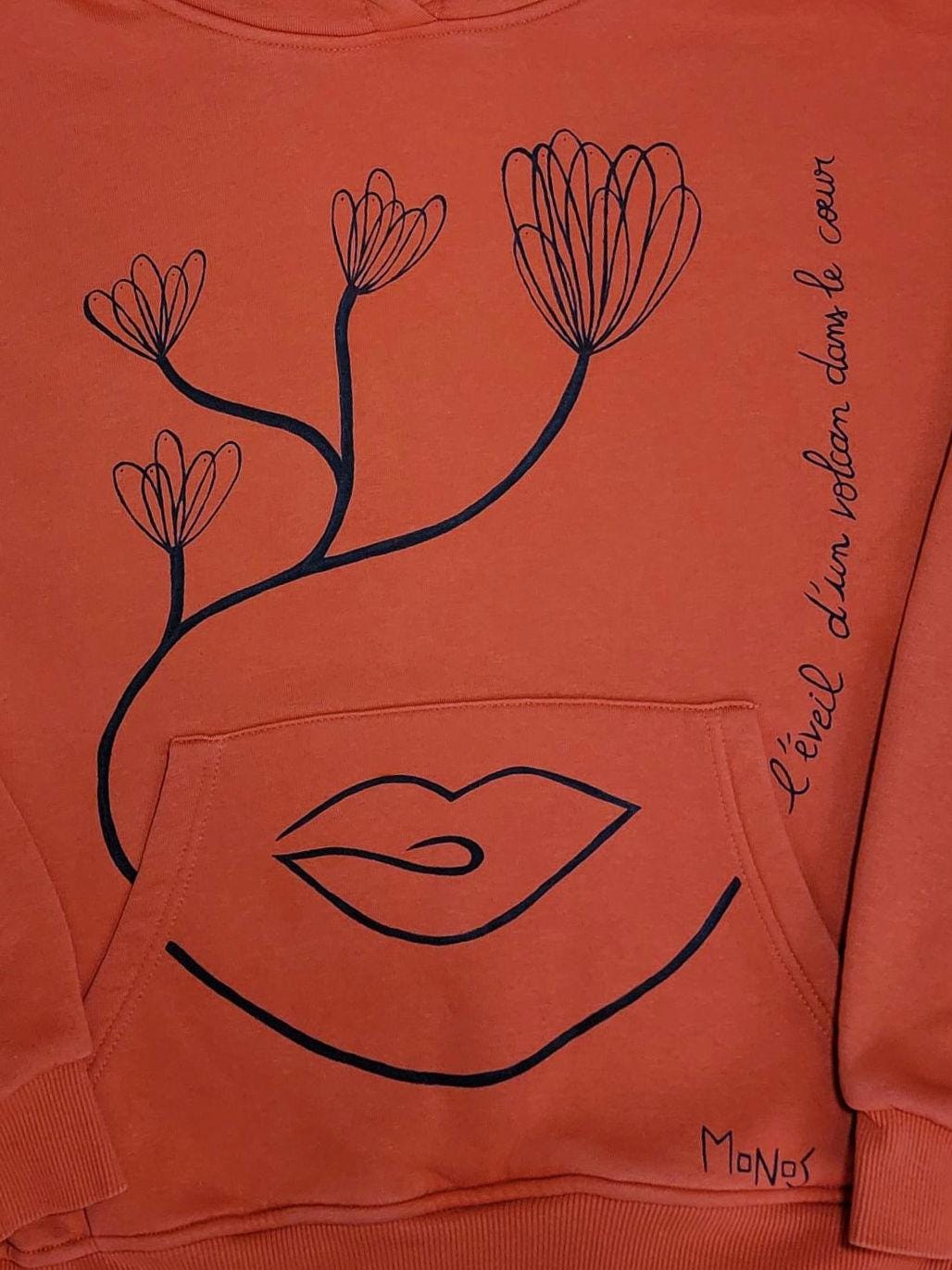 Sweat-shirt à capuche upcyclé peint à la main. "L'éveil d'un volcan dans le coeur" - Taille M