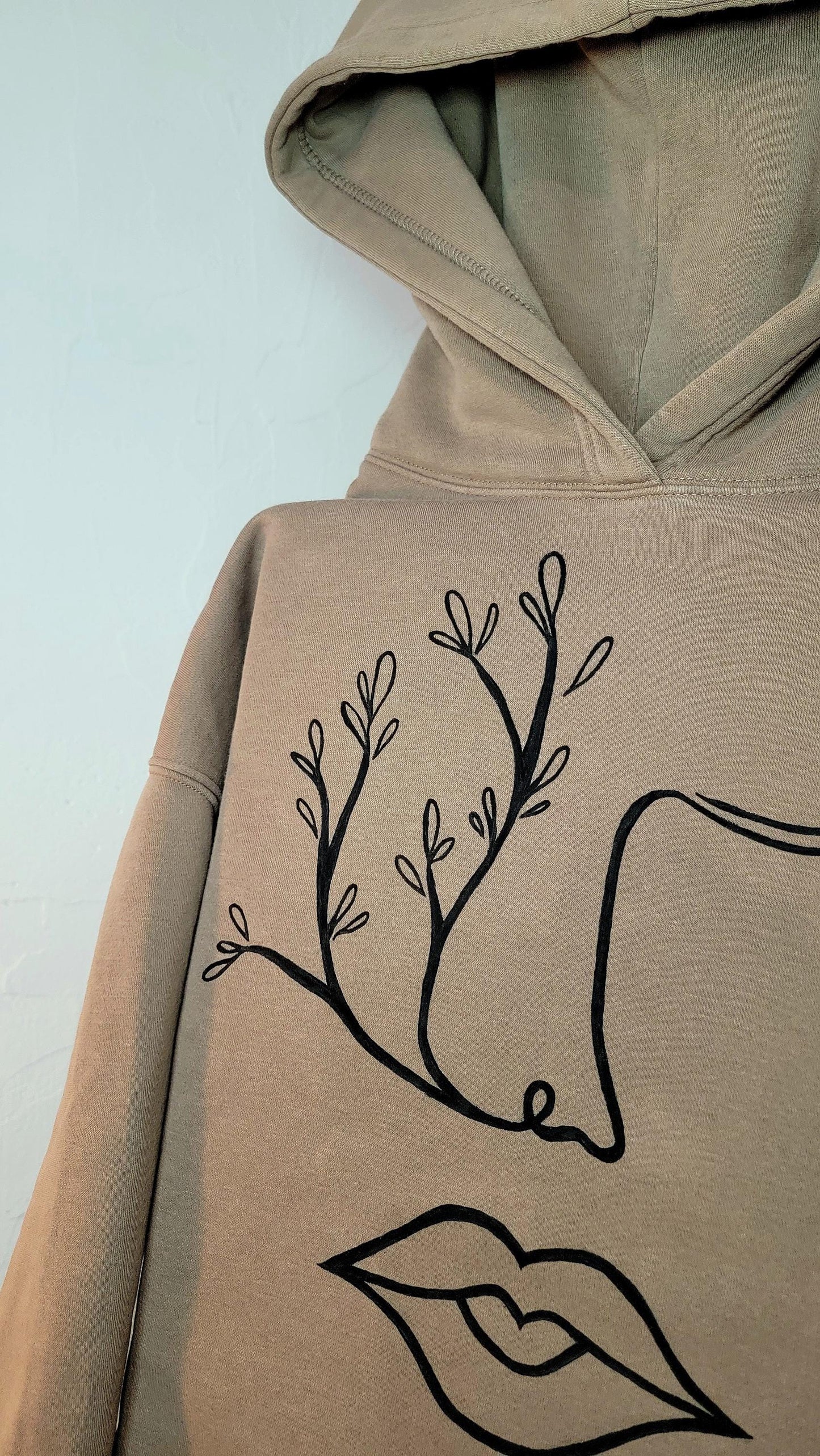 Sweat à capuche upcyclé peint à la main. "Les entailles du cœur se ferment en fleurs silencieuses" - Taille M