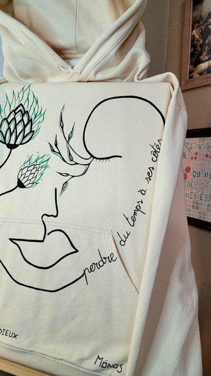 Sweat-shirt à capuche upcyclé peint à la main. "Perdre du temps à ses côtés" - Taille L