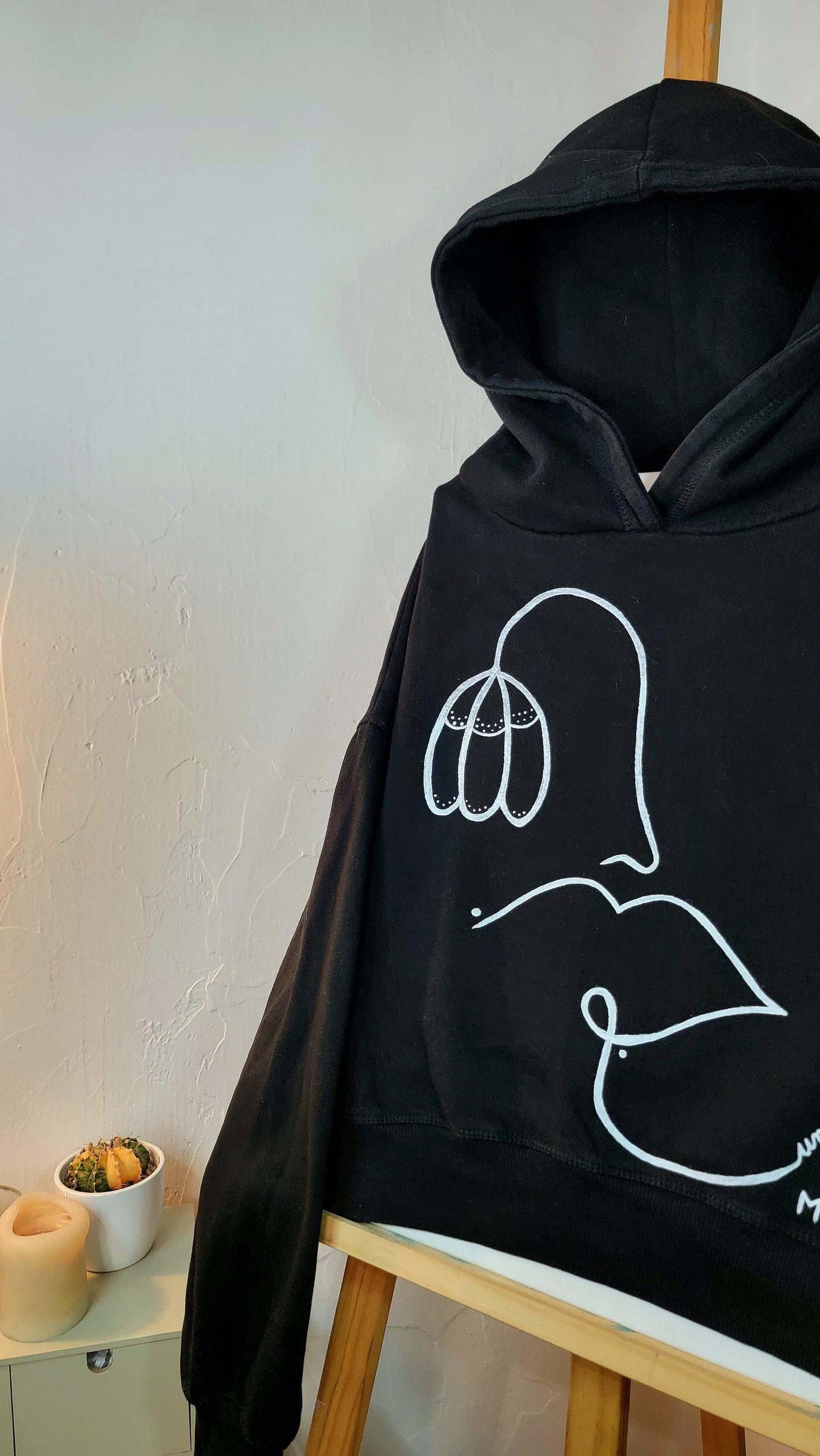 Sweat à capuche upcyclé peint à la main. "Un baiser, où naît l'éternité" - Taille L