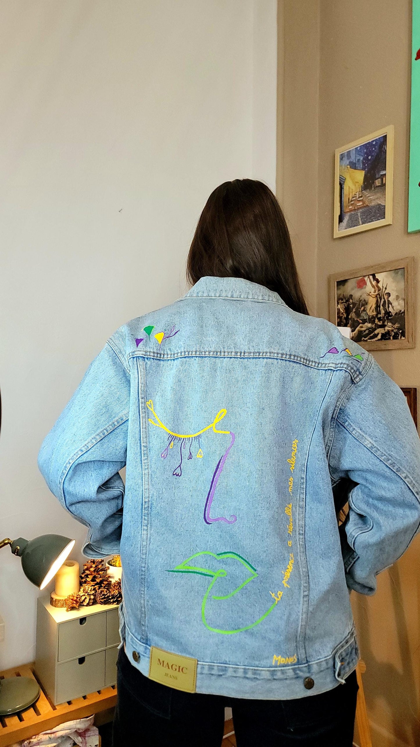 Veste en jean upcyclée peinte à la main. "Ta présence a réveillé mes silences" - Taille : M