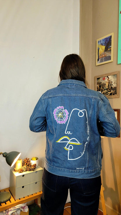 Veste en jean upcyclée peinte à la main, pièce unique, poétique. "Discussions au crépuscule" - Taille 36 S