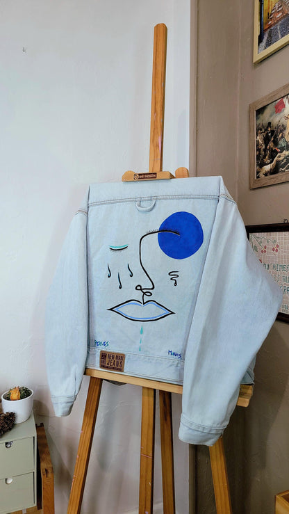 Veste en jean upcyclée peinte à la main. "Perles" - Taille M