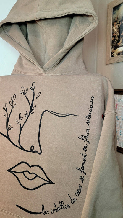 Sweat à capuche upcyclé peint à la main. "Les entailles du cœur se ferment en fleurs silencieuses" - Taille M