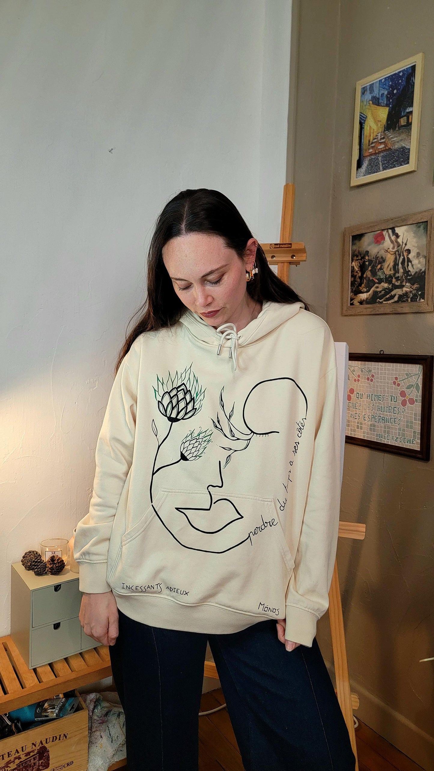 Sweat-shirt à capuche upcyclé peint à la main. "Perdre du temps à ses côtés" - Taille L