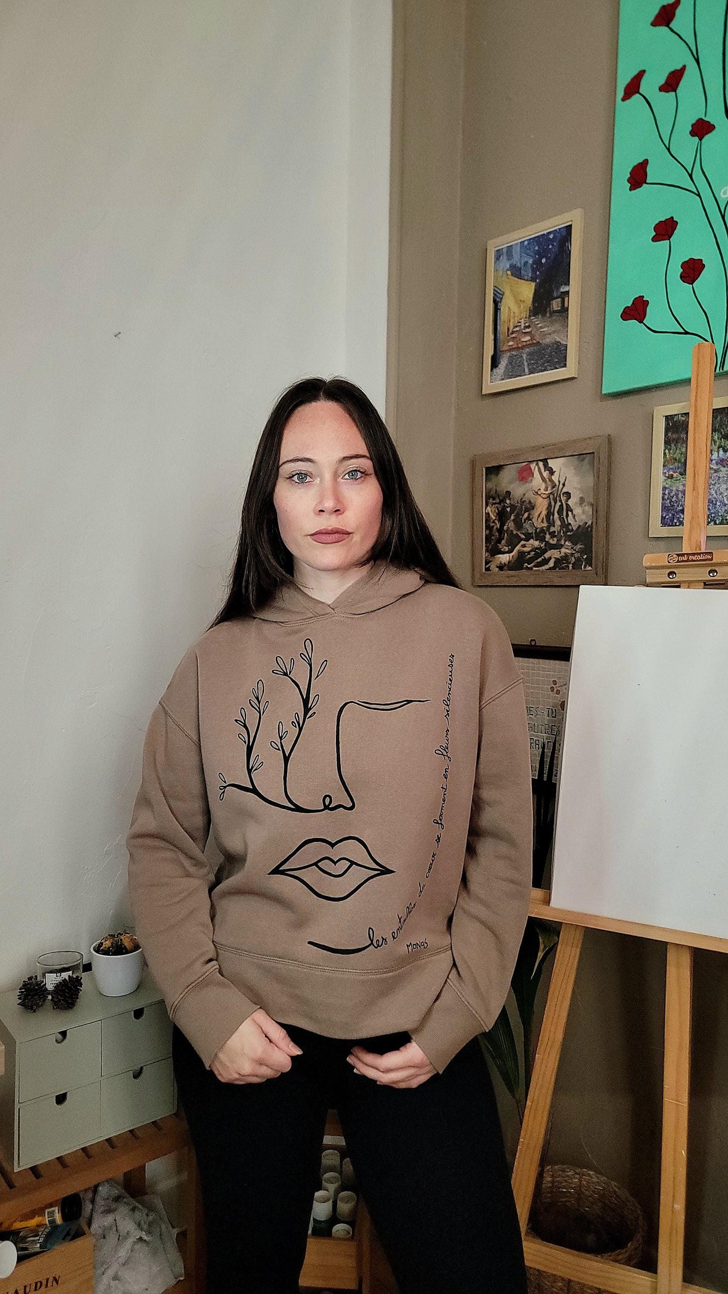 Sweat à capuche upcyclé peint à la main. "Les entailles du cœur se ferment en fleurs silencieuses" - Taille M