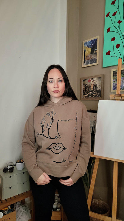 Sweat à capuche upcyclé peint à la main. "Les entailles du cœur se ferment en fleurs silencieuses" - Taille M