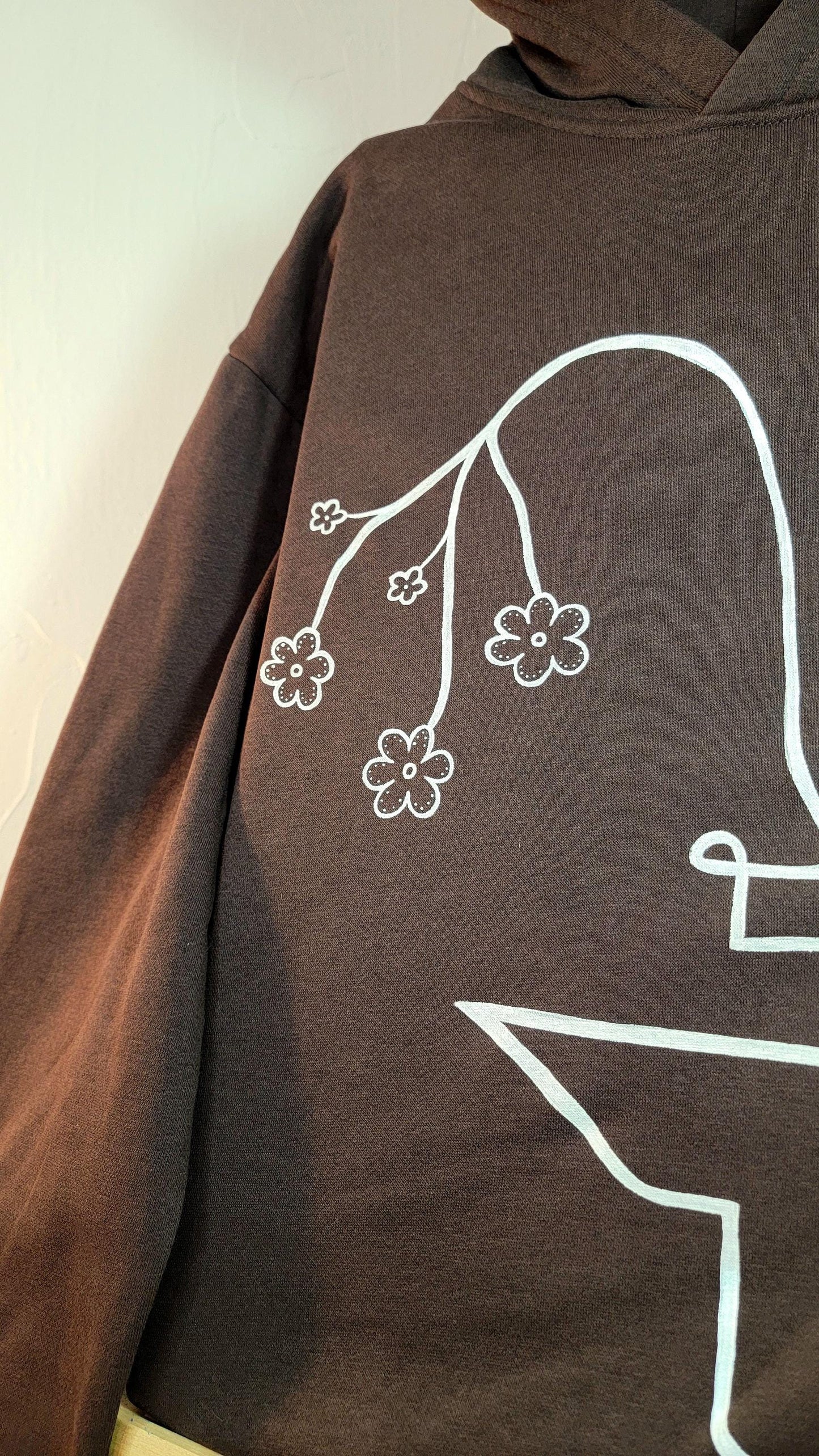 Sweat à capuche peint à la main. "Sous un baiser, l'infini devient palpable" - Taille S