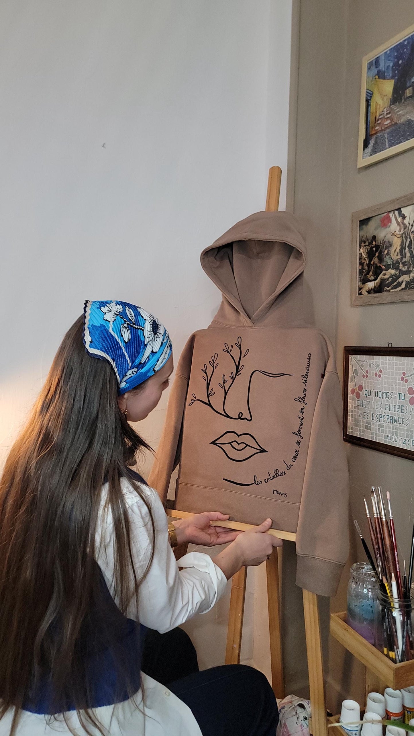 Sweat à capuche upcyclé peint à la main. "Les entailles du cœur se ferment en fleurs silencieuses" - Taille M