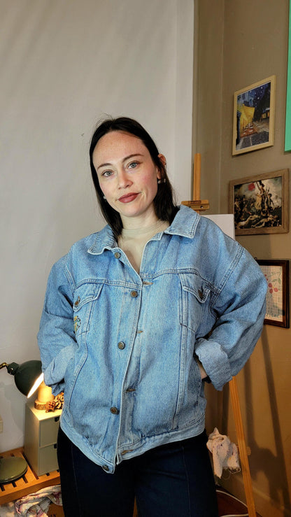 Veste en jean upcyclée peinte à la main. "Le parfum du coeur" - Taille : L (coupe oversize)