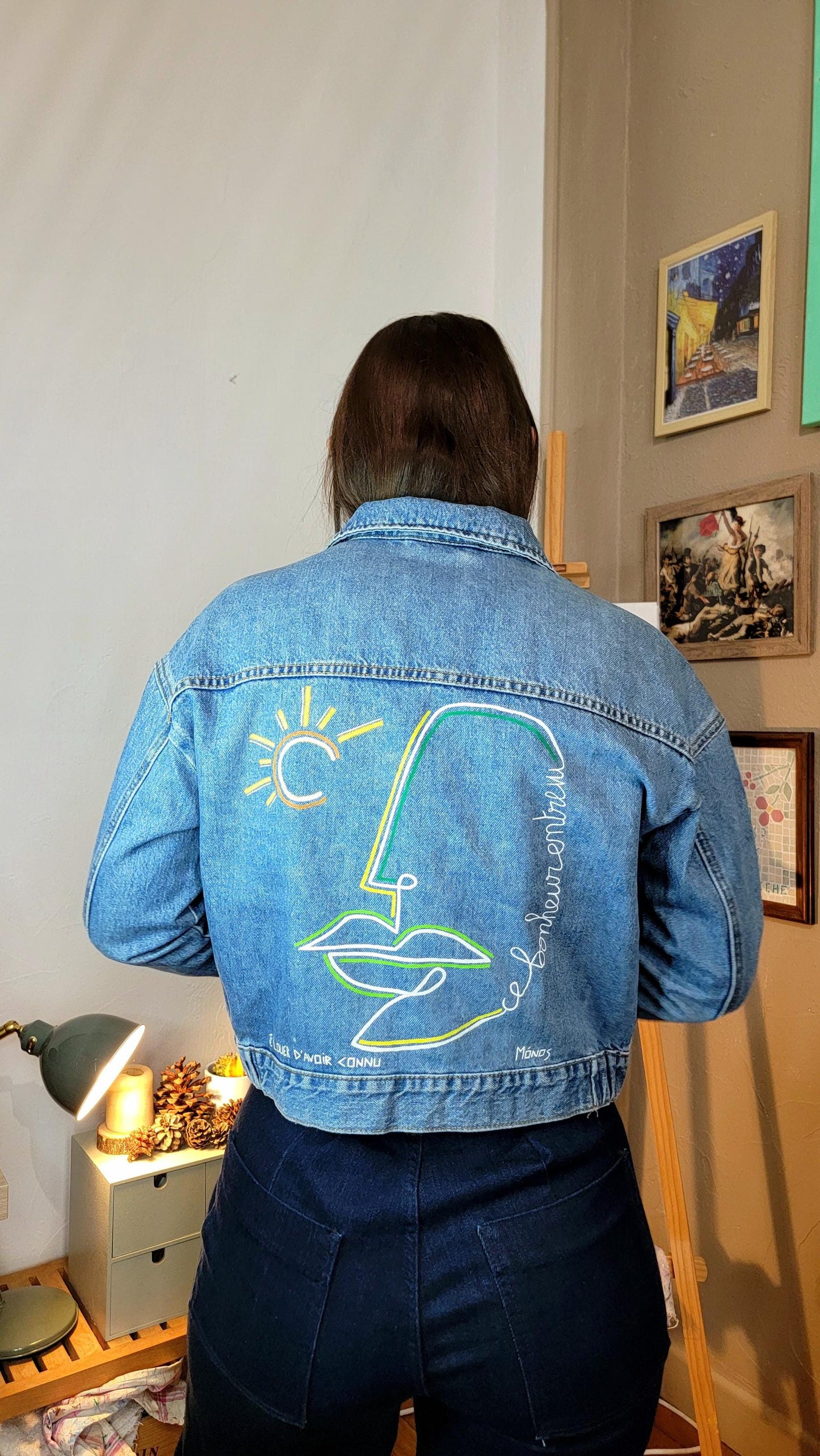 Veste en jean upcyclée peinte à la main. "Ce bonheur entrevu" - Taille : S (femme)