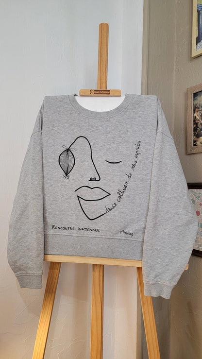 Sweat-shirt upcyclé peint à la main. "Douce collision de nos esprit" - Taille M