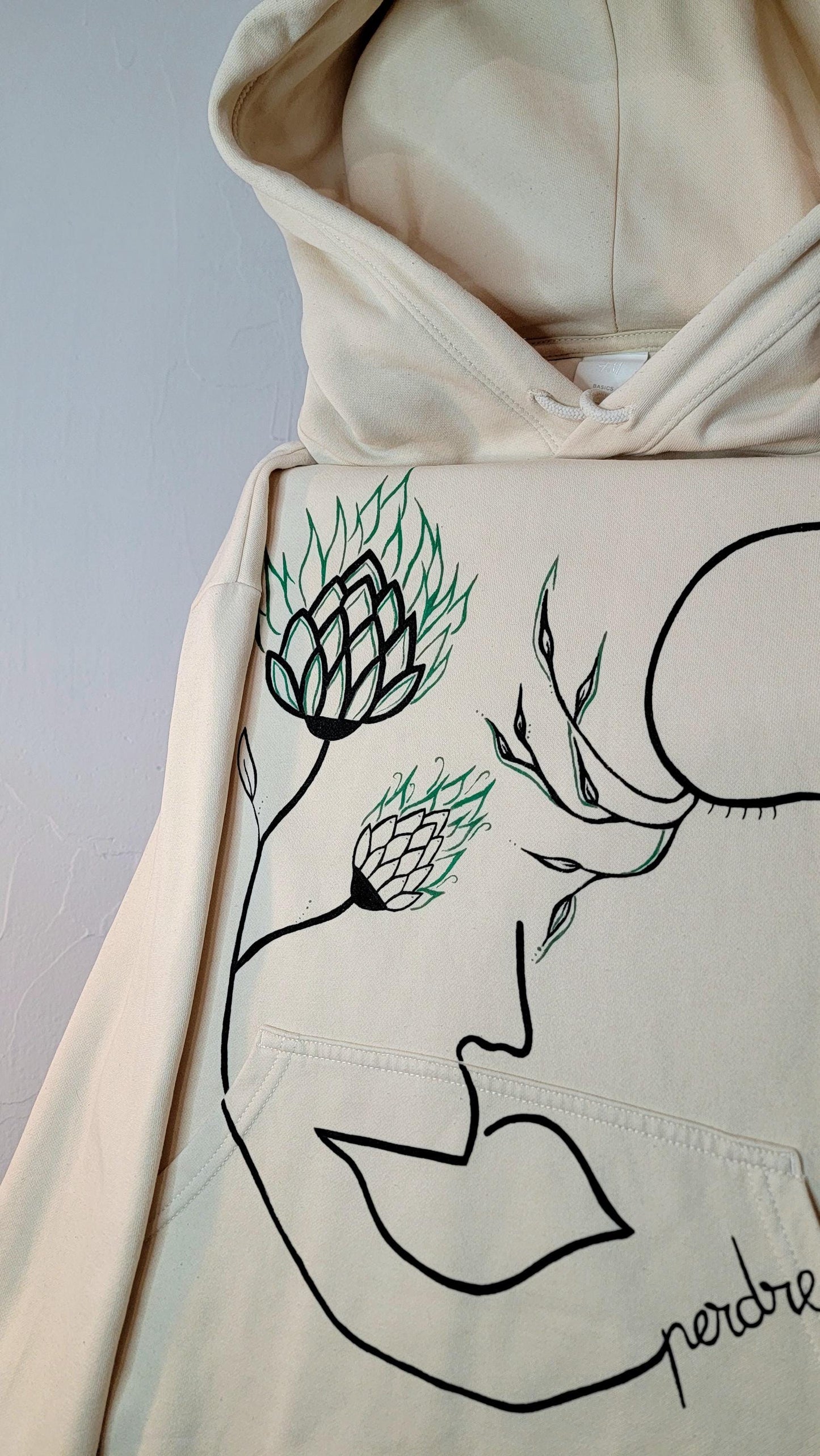 Sweat-shirt à capuche upcyclé peint à la main. "Perdre du temps à ses côtés" - Taille L