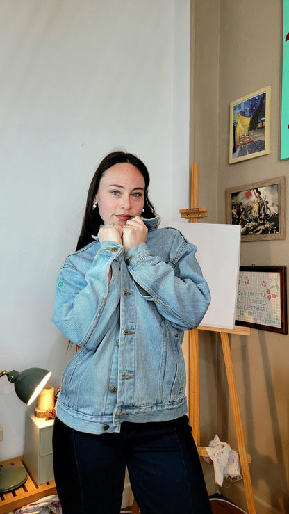 Veste en jean upcyclée peinte à la main. "Ta présence a réveillé mes silences" - Taille : M