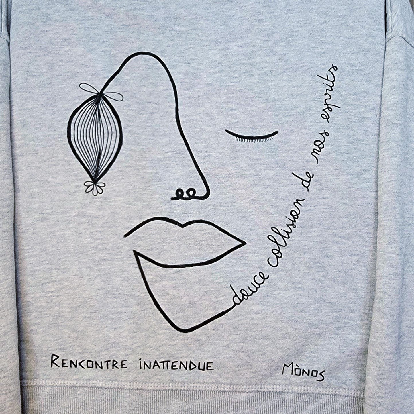 Sweat-shirt upcyclé peint à la main. "Douce collision de nos esprit" - Taille M