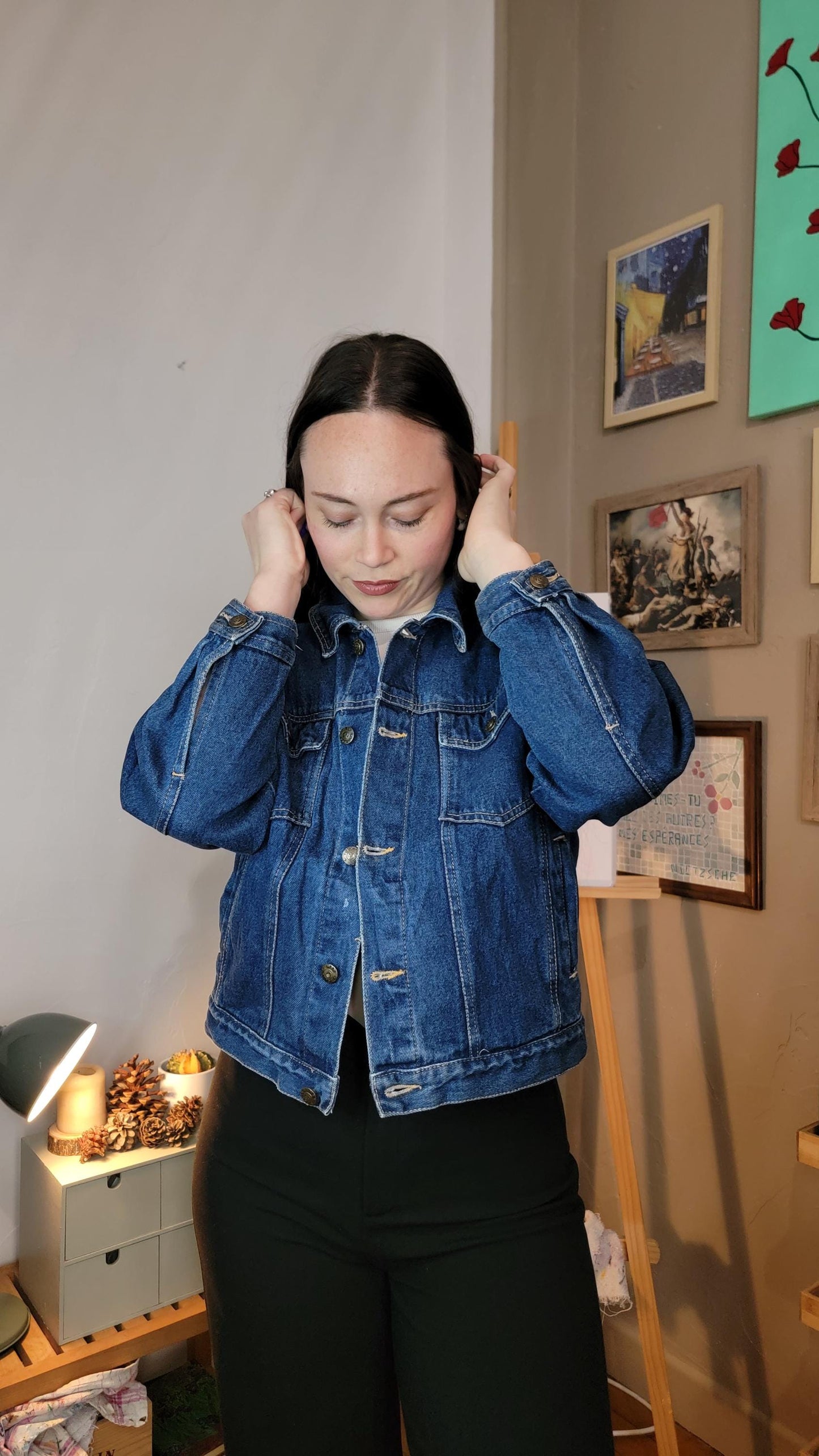 Veste en jean upcyclée peinte à la main. "Pétales" - Taille M
