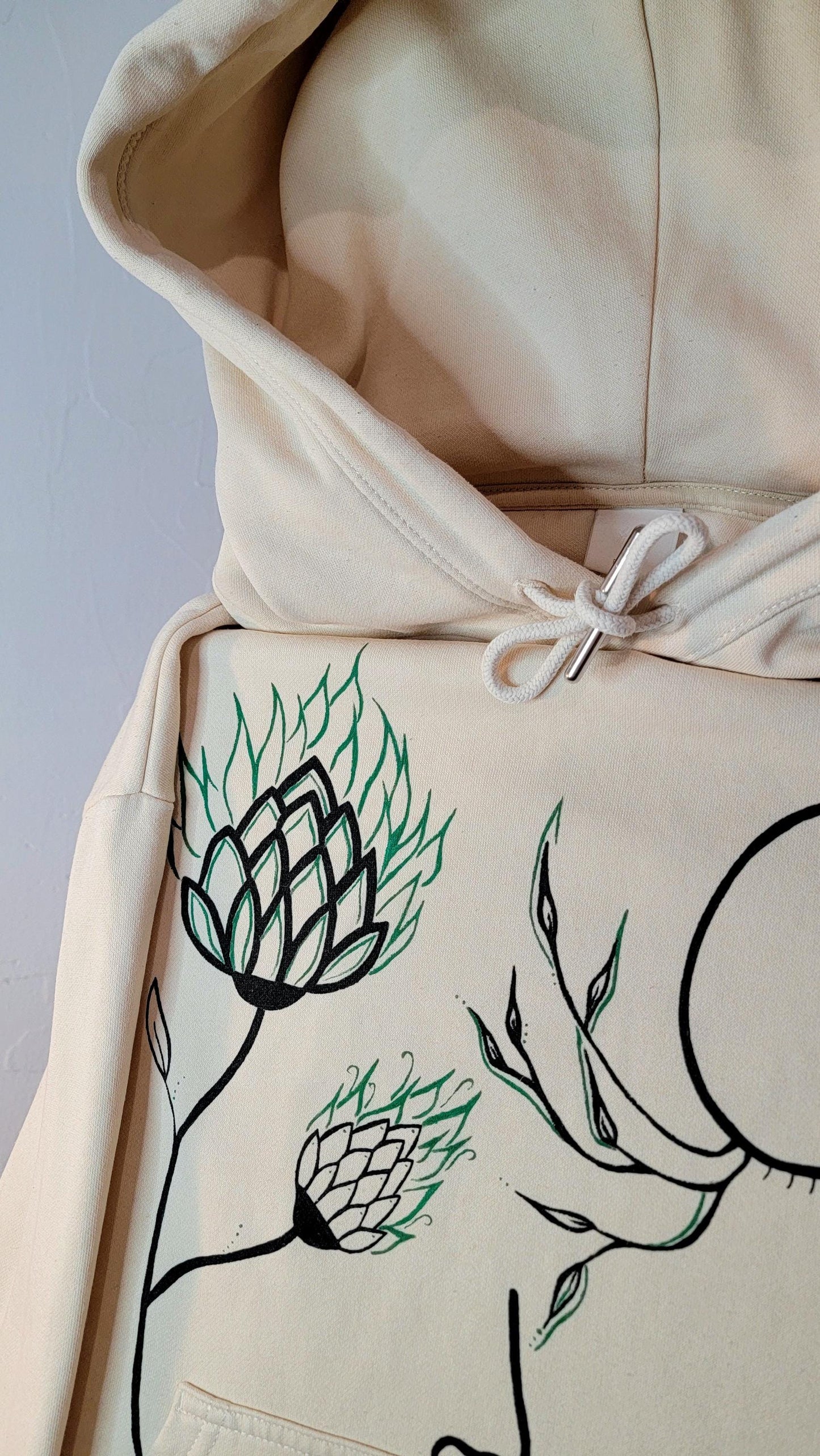 Sweat-shirt à capuche upcyclé peint à la main. "Perdre du temps à ses côtés" - Taille L