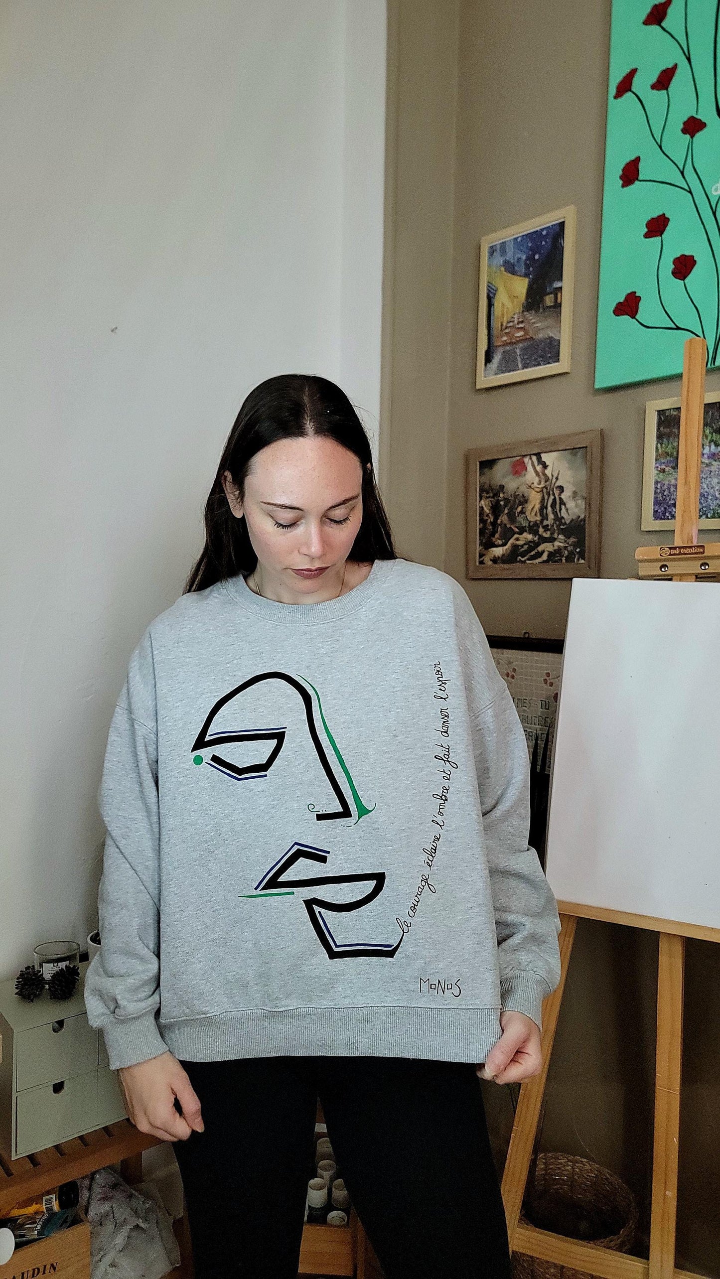 Sweat-shirt upcyclé peint à la main. "Le courage éclaire l'ombre et fait danser l'espoir" Taille L (homme)