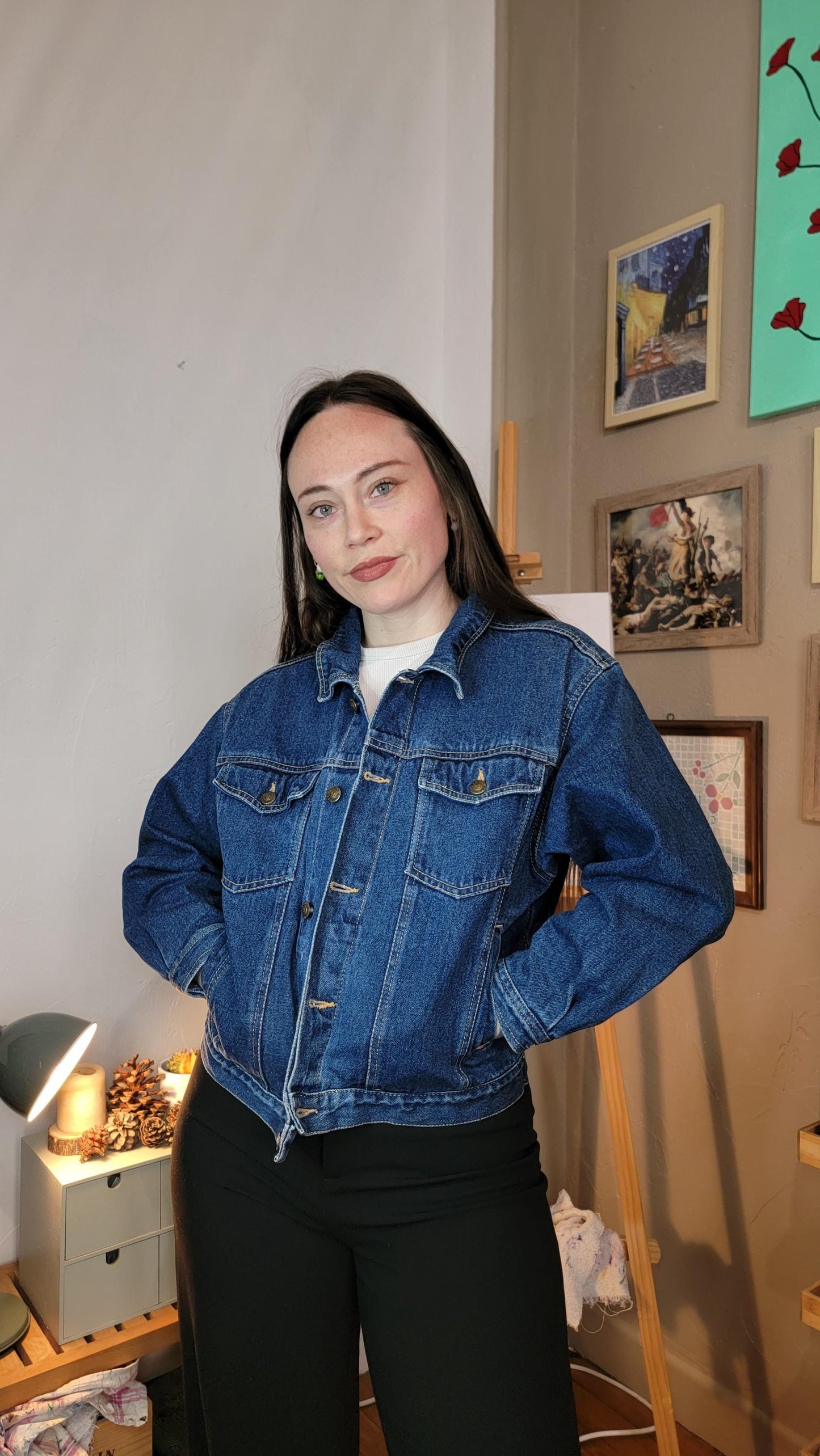 Veste en jean upcyclée peinte à la main. "Pétales" - Taille M