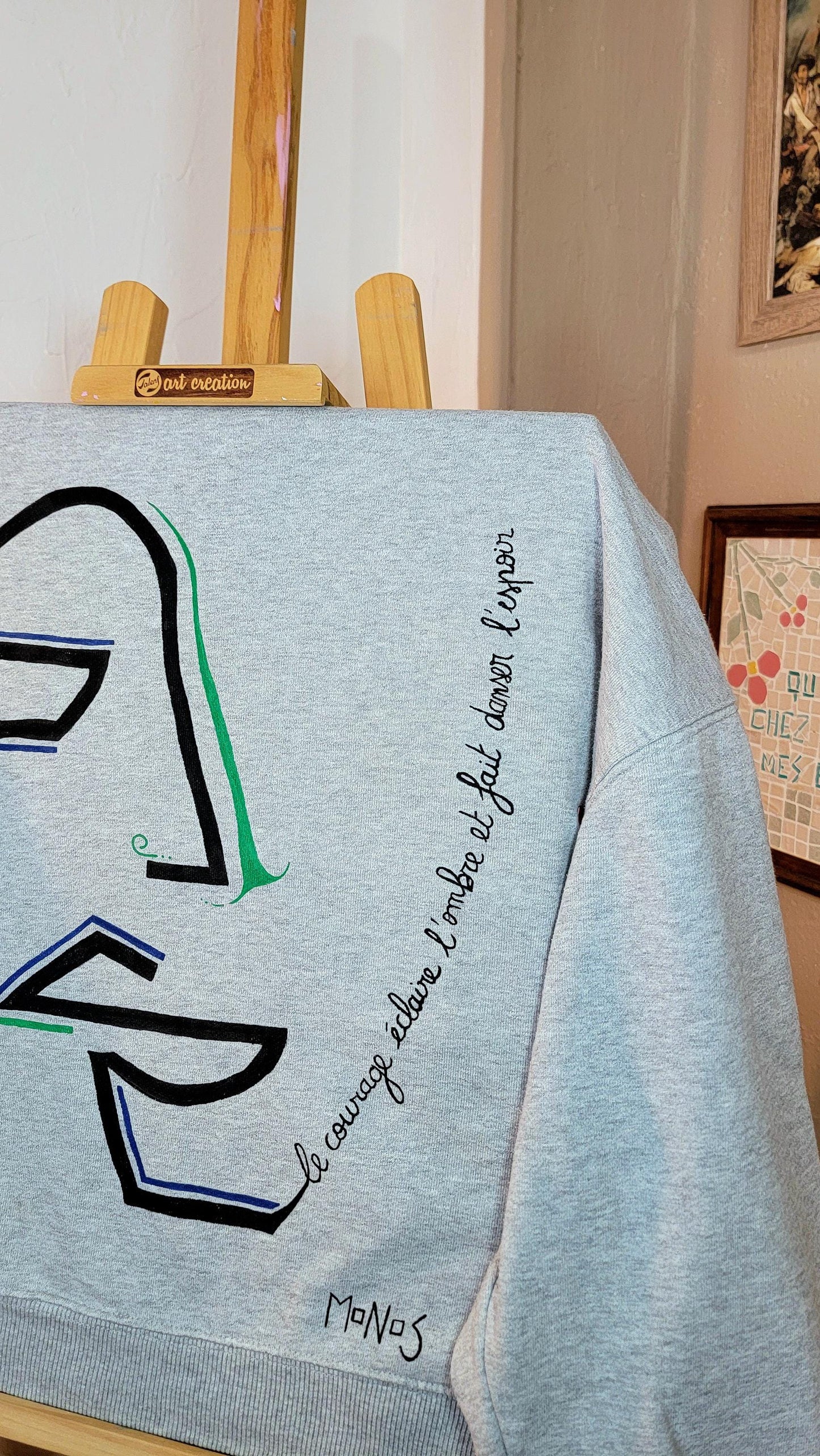 Sweat-shirt upcyclé peint à la main. "Le courage éclaire l'ombre et fait danser l'espoir" Taille L (homme)